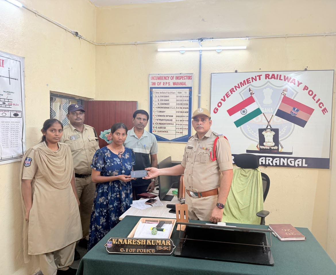 రైలులో పోగొట్టుకున్న మొబైల్‌ అప్పగింత  139కు ఫిర్యాదు..వెతికి పట్టుకున్న రైల్వే పోలీసులు